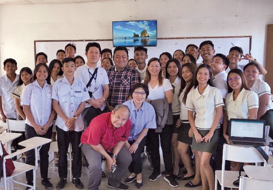 英語授業研究のため、フィリピンの高校を訪問し授業観察と検討会に参加